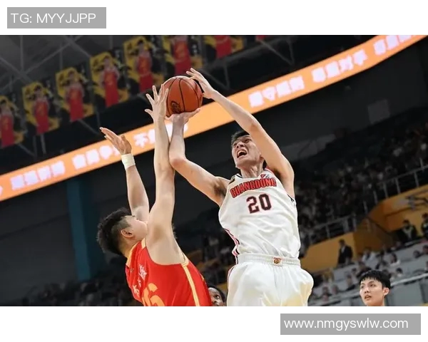 任骏飞领衔表现出色助力球队逆转胜利展现篮球场上的无限可能 任骏飞领衔表现出色助力球队逆转胜利展现篮球场上的无限可能