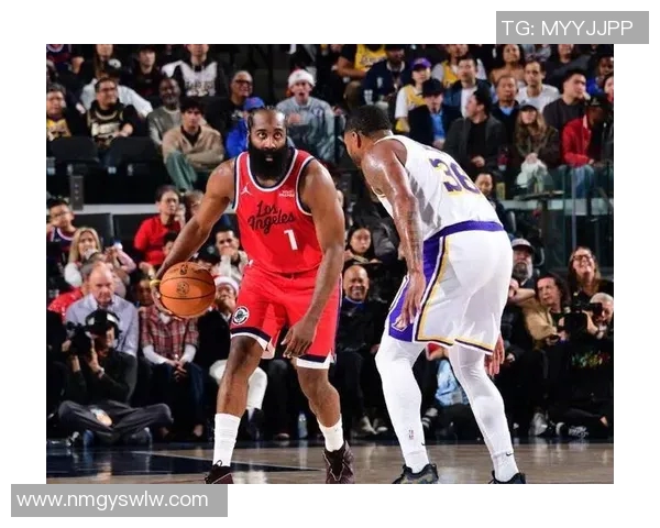 洛杉矶湖人与洛杉矶快船的巅峰对决引发全城热议与期待 洛杉矶湖人与洛杉矶快船的巅峰对决引发全城热议与期待